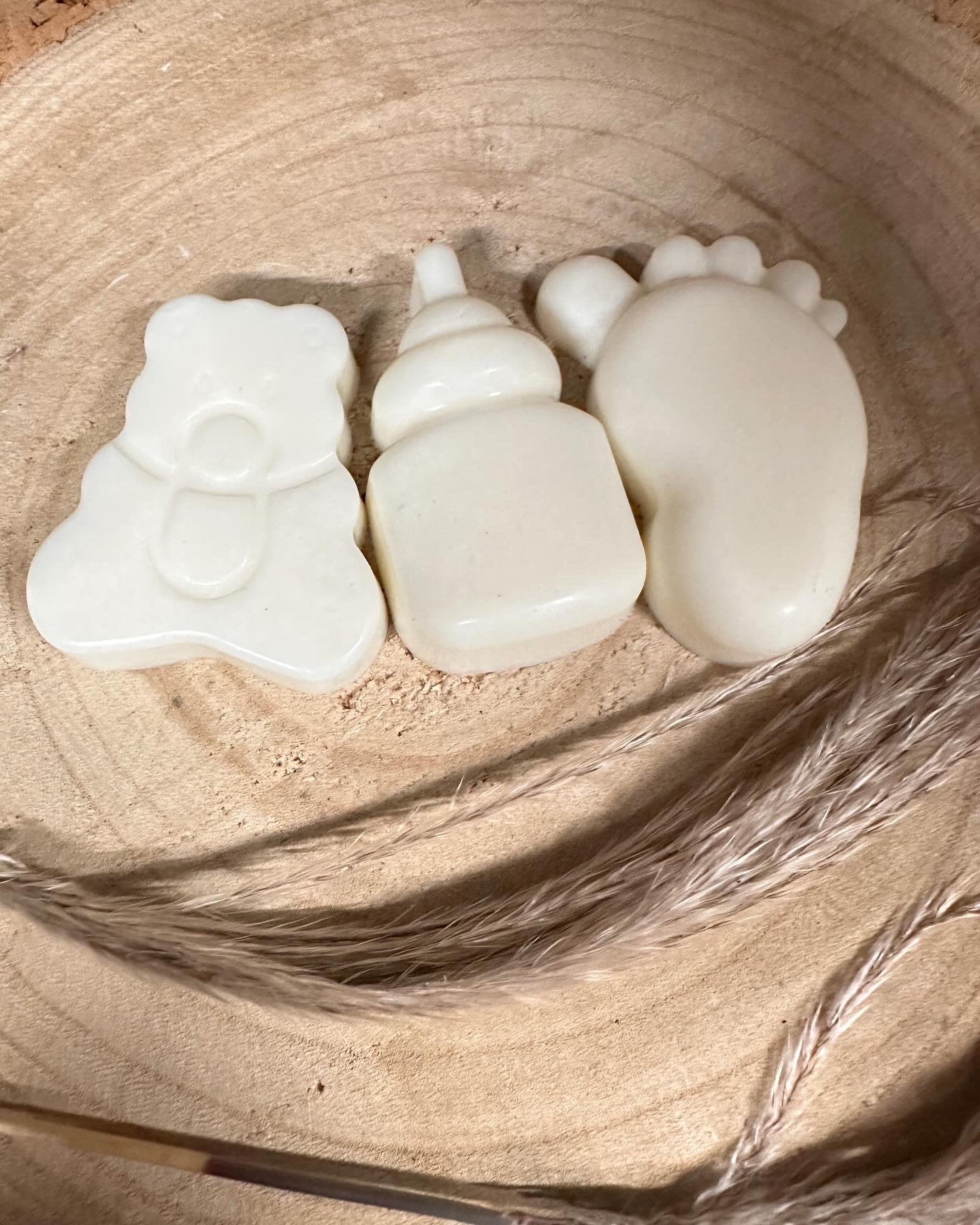 When melted, these soy wax melts release a gentle and inviting aroma, filling the room with a soothing ambiance. Chose from a variety of delightful scents, from soft florals to refreshing citrus.