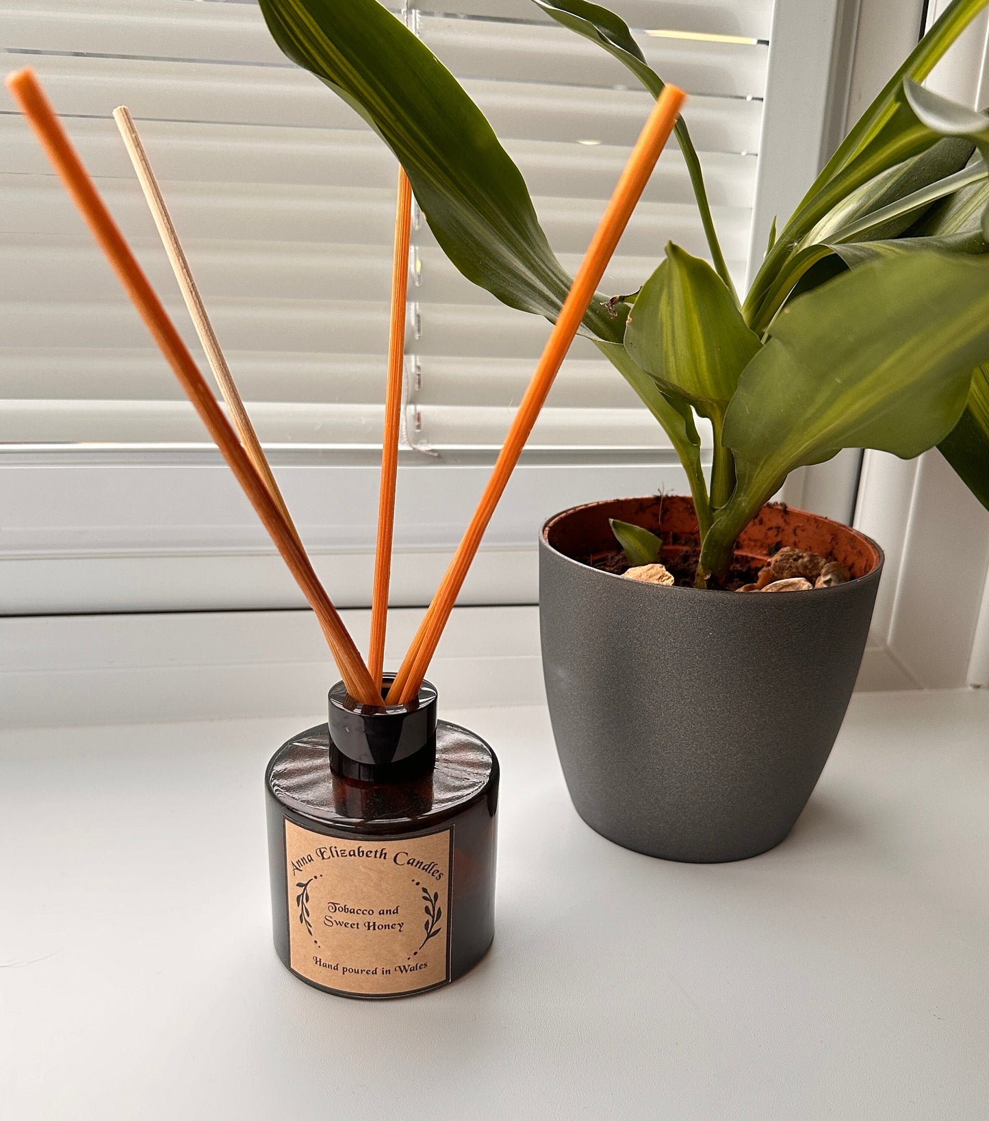 Our amber reed diffuser jars are versatile and suitable for any décor style, be it modern or rustic. the timeless elegance of the amber glass complements both contemporary and vintage aesthetics, adding a touch of sophistication to any space.