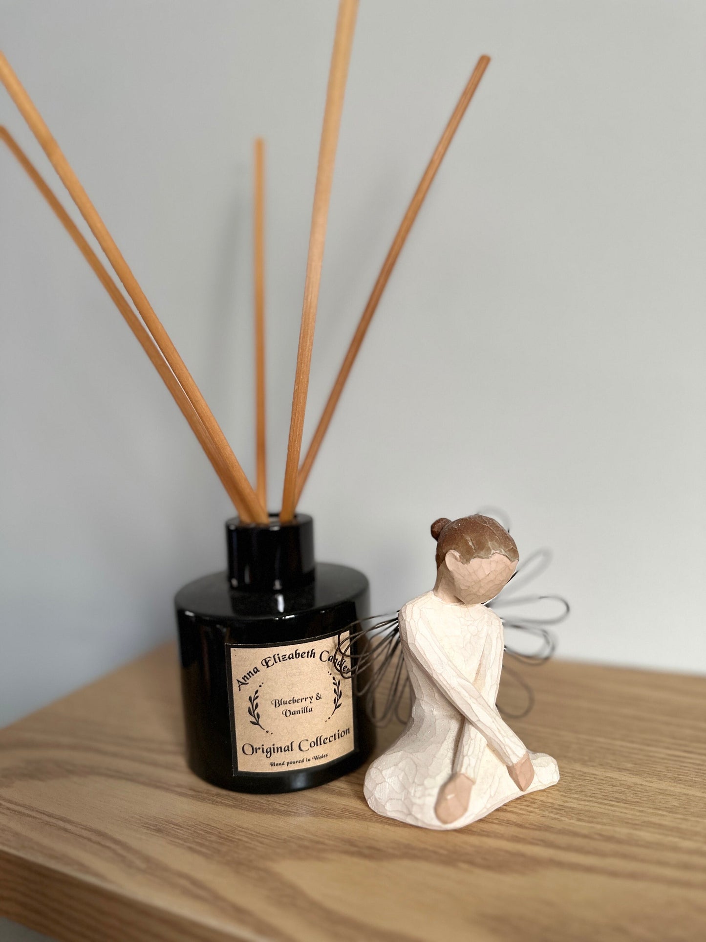 Enjoy the subtel andsoothing scent diffusion that our reed diffusers offer, creating a welcoming and relaxing atmosphere. Whether you are looking prefer a sleek and minimalist look or cosy and rustic vibe your amber jars will seamlessly blend in.