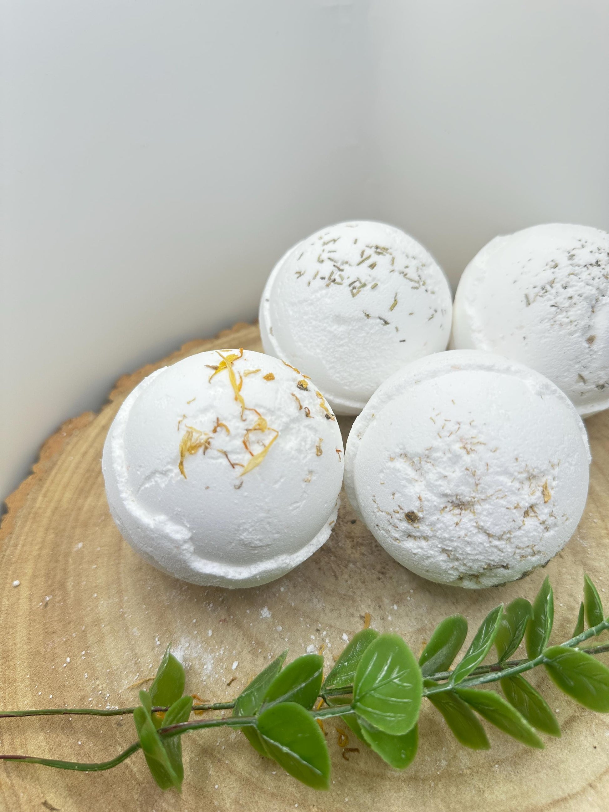 Personalised Candle & Bath Bomb Gift Set, Medium Frosted Candle with Luxury Bath Bomb, Pamper Gift for Her, Wellness Gift Box